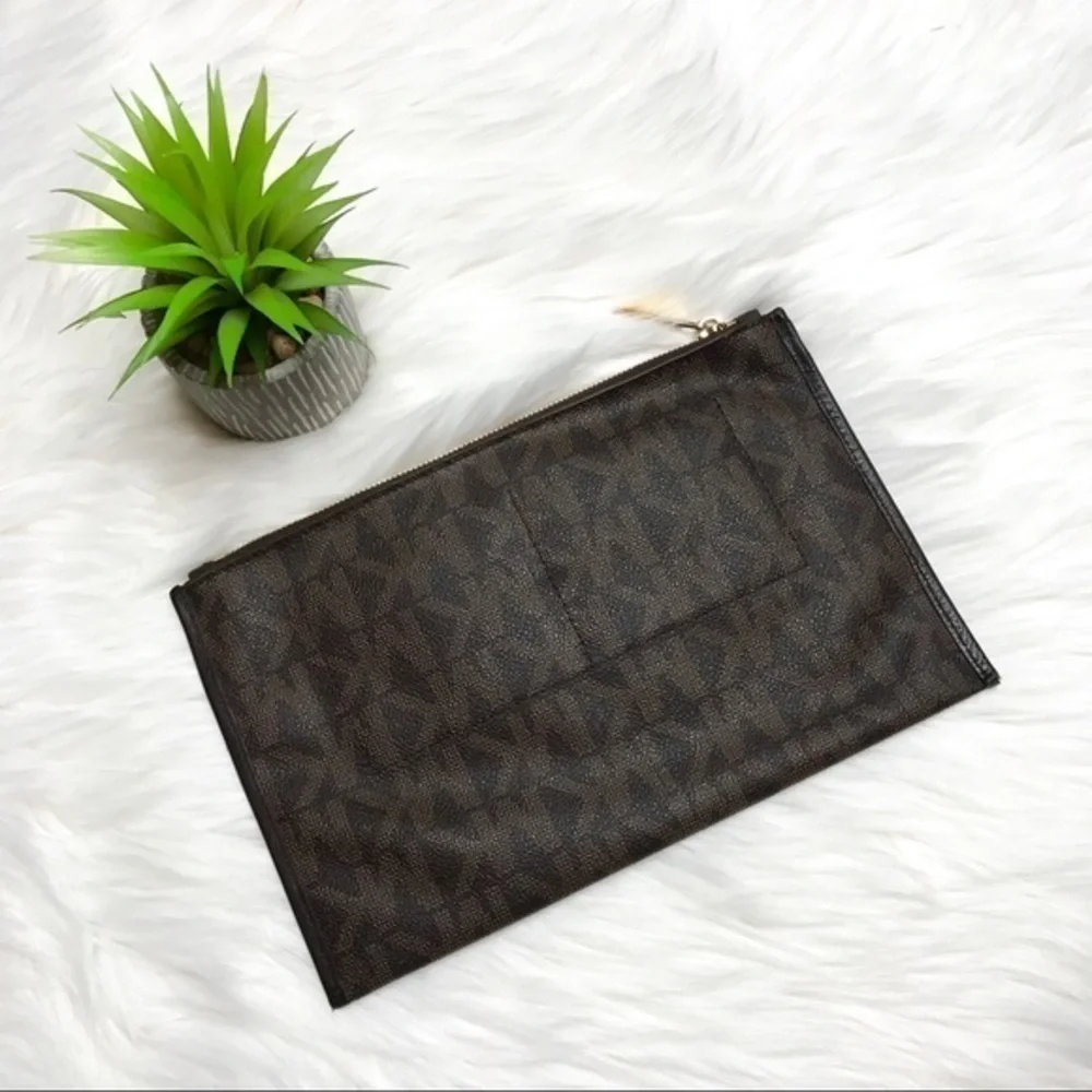 𝅺michael Kors XL Zip Brown Monogram Clutch - Picture 5 of 8